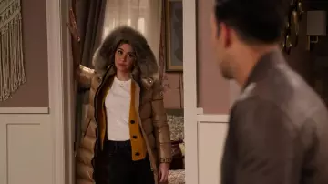 Moncler Hudson Chaqueta larga de abrigo en marrón usada por Ava (Chelsea Kane) en The Expanding Universe of Ashley Garcia (S01E07)