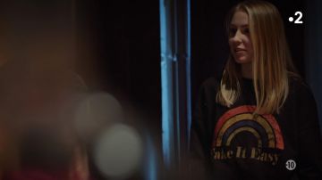 Le Sweat-shirt - Arc-en-ciel make it easy porté par Emmy (Salomé Granelli) dans Un si grand soleil