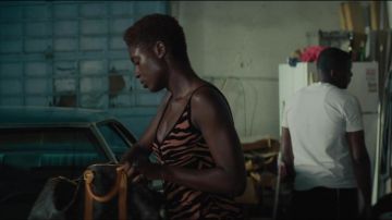 Bolsa de viaje Louis Vuitton utilizada por Queen (Jodie Turner-Smith) como se ve en Queen & Slim