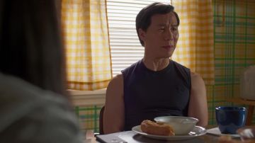 Camiseta Champion Classic Jersey Muscle en negro usada por Wally (B.D. Wong) en Awkwafina es Nora From Queens (S01E05)