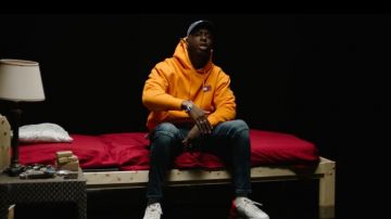 La sudadera con capucha naranja Tommy Jeans de Yaro en su clip Mec de cité feat. Ninho y PLK