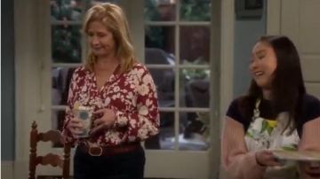 Top floral rojo usado por Vanessa Baxter (Nancy Travis) en Last Man Standing Temporada 8 Episodio 11