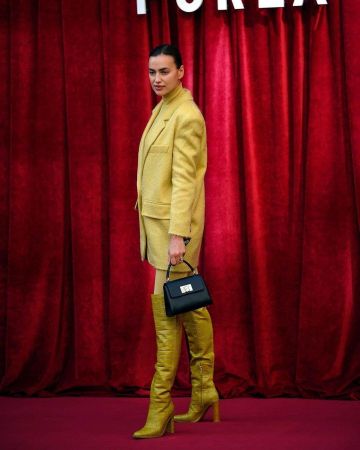Max Mara Canga Oversized Mohair Blend Blazer usado por Irina Shayk Furla Evento febrero 20, 2020