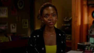 Velours Star Perfecto porté par Josie McCoy (Ashleigh Murray) dans Katy Keene Saison 1 Épisode 3