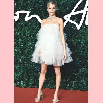 Oscar de la Renta Bridal Dress worn by Poppy Delevingne on the Instagram account @poppydelevingne