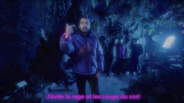 The down jacket purple Supreme scope by Oli in his clip Dioscuri (Freestyle)