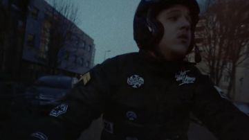 La chaqueta negra parcheada que The New Designers lució PLK en su video musical All Year Feat. Timal 