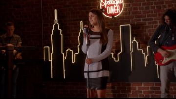 El suéter Helmut Lang usado por Rachel Berry (Lea Michele) en la serie Glee (S05E20)