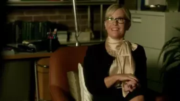 Le blouse à lavallière en satin de soie de Linda Martin (Rachael Harris) dans Lucifer (S01E11)