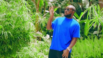 Le t-shirt bleu de Maître Gims dans son clip Hola Señorita (Maria) avec Maluma