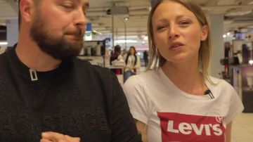 The t-shirt, Levi's jeans worn by Roxane in his YouTube video ♡• GUESS THE PRICE OR PURCHASES FOR YOUR SUBSCRIBERS •♡