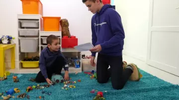 Sweatshirt blue Champion worn by Neo in his YouTube video THEY SAY YES TO EVERYTHING FOR 24 hours !!! - YES MAN CHALLENGE