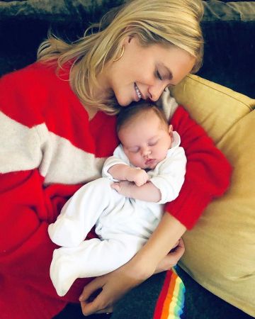 El elder statesman striped Racing Jumper usado por Poppy Delevingne en su cuenta de Instagram @poppydelevingne