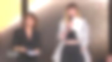 The black dress neck satin Faustine Bollaert in the victories of the music