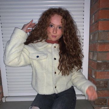 La chaqueta blanca de piel sintética de Ilona en su cuenta de Instagram @ilonaaln