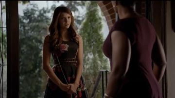 Robe avec des motifs à fleurs  portée par Elena Gilbert (Nina Dobrev)  dans la série Vampire Diaries