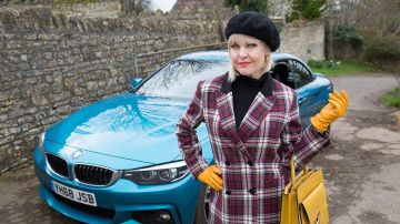 Yellow Gloves of Agatha Raisin (Ashley Jensen) in Agatha Raisin (S03)