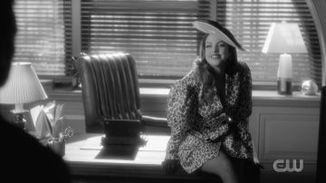 Leopard Print Blazer Robe de Fallon Carrington (Elizabeth Gillies) dans Dynastie (S03E13)
