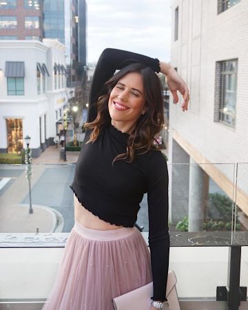 Crop Top Negro de Meghan Basinger en la cuenta de Instagram @megbasinger