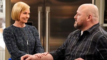 The jacket curly Jill (Jaime Pressly) in Mom (S07E16)