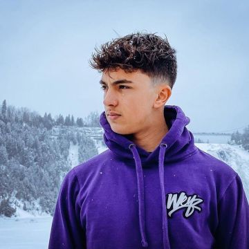 Sweat capuche / Hoodies Weyz  » Patch Signature Réflective  » Violet porté par Inoxtag  sur le compte Instagram de @inoxtagytb 