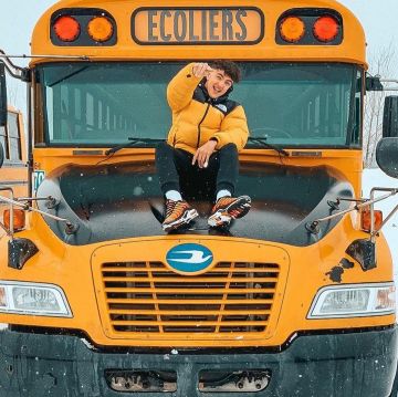 Doudoune urban homme jaune portée par Inoxtag  sur le compte Instagram de @inoxtagytb 