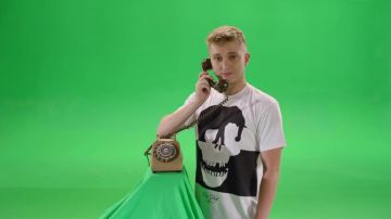 Le t-shirt La Pat Def porté par Vald dans son clip Eurotrap