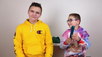 Sweat champion dans la vidéo J'ACHÈTE TOUT CE QUE TU ÉCRIS !!! - Challenge