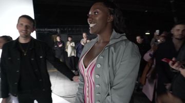 Maxi robe cardigan rayée rose et blanche de Aya Nakamura dans JACQUEMUS: HIS MOST EMOTIONAL SHOW! (+GIGI's HAIRFLIP!) By Loic Prigent