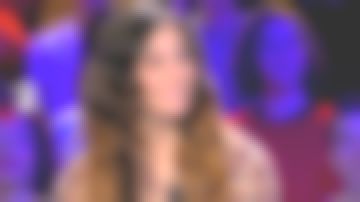 The top plaid cotton and linen,sleeves to the elbow tightened by a rubber band, Mélanie Bernier in You is not lying the 22.02.2020