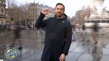The waterproof slim hooded navy blue of Camille Combal in Plan C the 21.02.2020