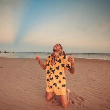 La chemise jaune imprimé Mickey Água de Coco de Neymar sur son compte Instagram @neymarjr