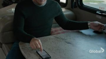 La delgada funda negra para iPhone X de Phil Dunphy (Ty Burrell) en Modern Family (S11E14)