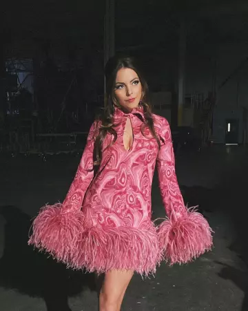 Plumes rose Robe de Garniture de Elizabeth Gillies sur l'Instagram account @lizgillz