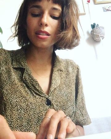 La chemise imprimée noir et jaune foncé de Flore Benguigui sur son compte Instagram @florebengbeng