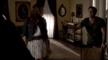 Robe portée par Hayley Marshall (Phoebe Tonkin) dans la série Vampire Diaries ( 4x05 )