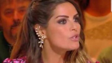 The earrings Patrizia Pepe worn by Amélie Bitoun in the show is that of the tv !