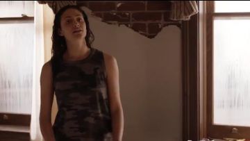 Tee-shirt portée par Fiona Gallagher dans la série Shameless ( 8x03 )