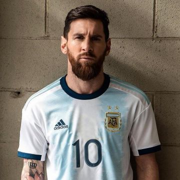 Camiseta addidas de Lionel Messi en la cuenta de Instagram de @messi_messi10
