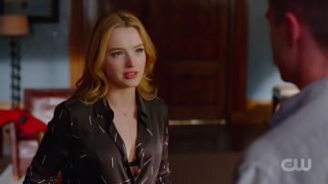 Des allumettes de Chemise d'Impression de Kirby Anders (Maddison Brun) dans Dynastie (S03E13)