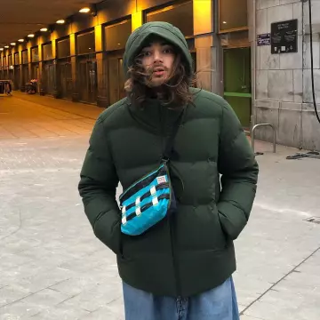 La sacoche banane bleue Acne Studios portée par Lujipeka sur son compte Instagram @lujipeka