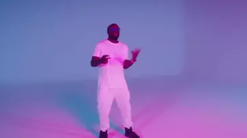 Le tshirt blanc uni porté par Maître Gims dans le clip GIMS - 10/10 avec Dadju & Alonzo (Clip Officiel)