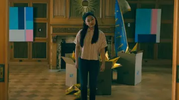 La camisa multicolor a rayas con manga corta de Lara Jean (Lana Condor) en To All the Boys: P.S. Todavía te amo