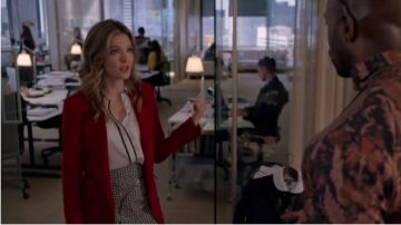 Two tone shirt of Sutton Brady (Meghann Fahy) in The Bold Type (S04E05)
