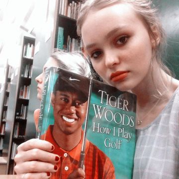 Libro en poder de Lily-Rose Depp en la cuenta de Instagram de @allaboutlilyrose