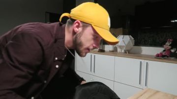 La gorra amarilla de los New Era de los New York Yankees de LoKzzY en su video de YouTube ¡PRUEBA CARNE HUMANA!