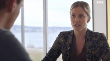 The jacket floral worn by Virginia Corkas (Audrey Looten) in Tomorrow belongs to us (E622)