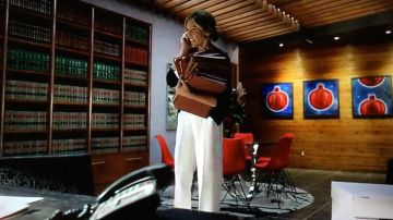 Los pantalones blancos fluidos usados por Charlotte (Tricia Helfer) en la serie Lucifer (S02E05)