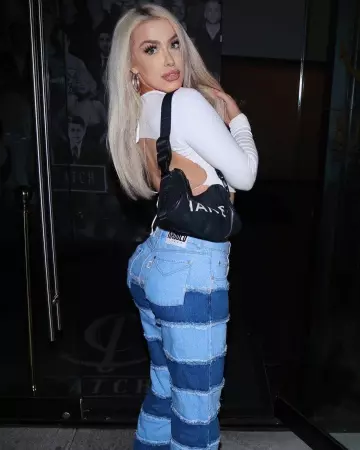 Jennifer fisher Gold Hoops Ear­rings of Tana Mongeau on the Instagram account @tanamongeau February 21, 2020