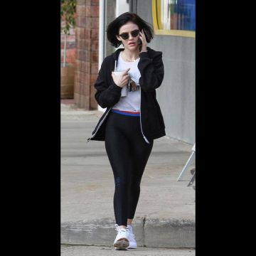 APL: Athletic Propulsion Labs Techloom Phantom Sneakers usado por Lucy Hale Los Ángeles 23 de febrero de 2020